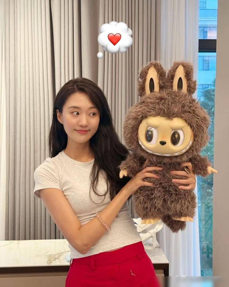 没想到闫学晶儿媳妇这么漂亮，配那憨憨的傻儿子真是可惜了。最近看到闫学晶在镜头