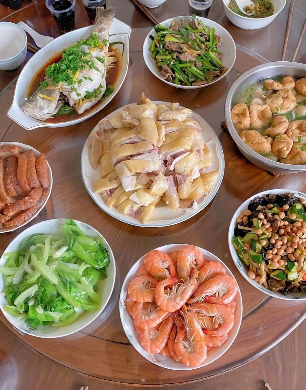 一桌很好吃的饭菜很清淡…