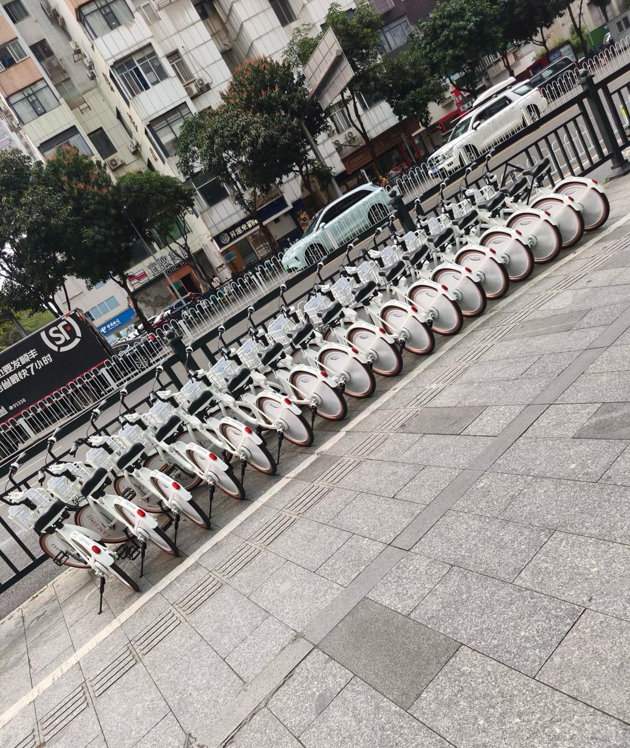 广州又多了白色共享单车广州真是要规定地方还车才可以，电单车已经乱，外地的共享