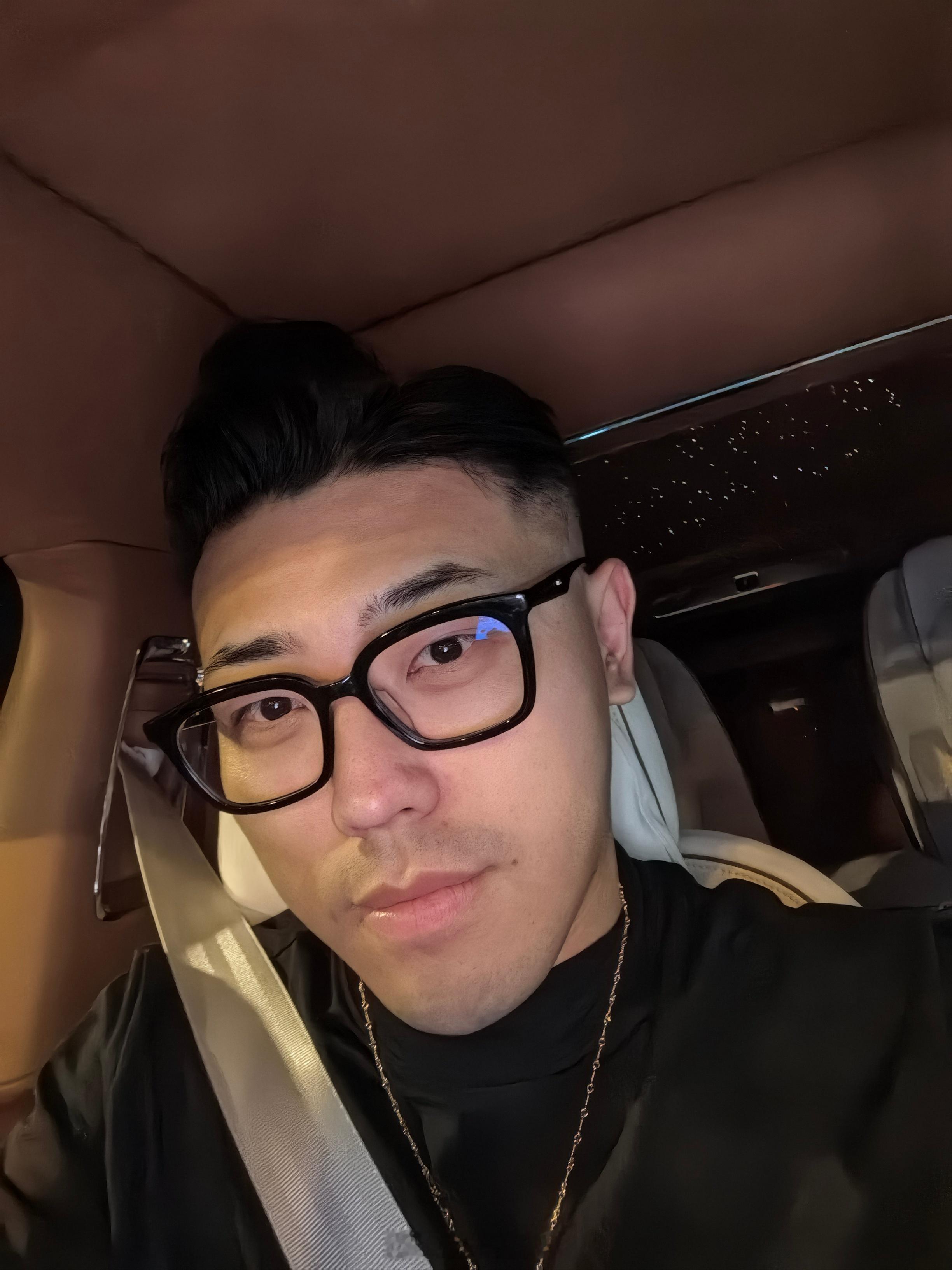 尊界这车跟我气质真太搭了～我准备找之前给我拍GQ杂志摄影师弄几张，如何啊[捂眼睛][
