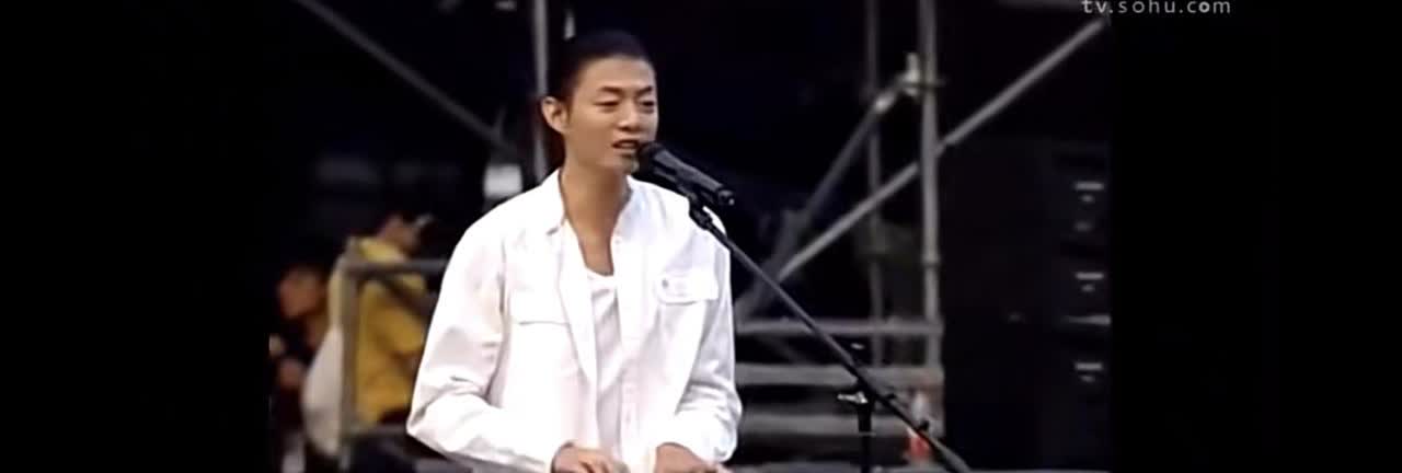以前有多么喜欢霍尊现在就有多么反感，卷珠帘认识了他，眼前一亮，干净儒雅气质，感觉