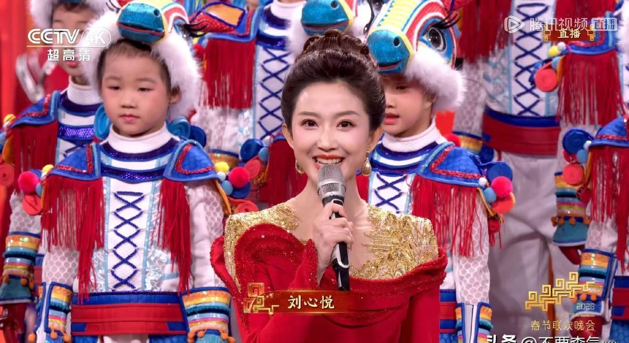 她36岁还敢去和年轻人抢饭碗，你敢想吗？稳稳当当的金饭碗说丢就丢，只为那一站台