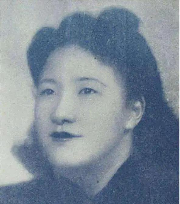 1934年，刚办完喜事没多久，女作家苏青就撞见丈夫跟表嫂私下见面，她忍着没吭声，