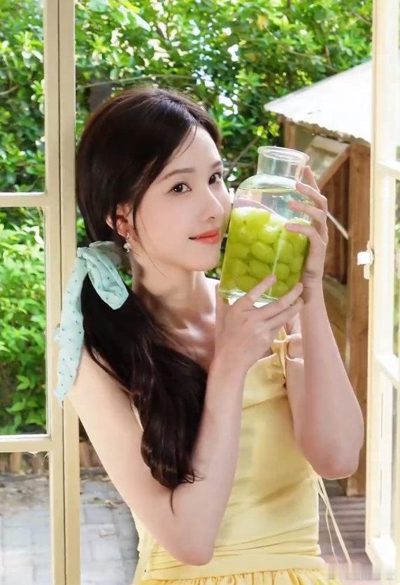 陈都灵人间芭乐陈都灵的美貌自带清甜buff！这组图里的清新感直接封神，说她是