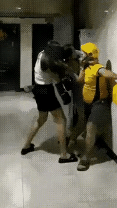 如果这个视频是真实的话，那么帅气的外卖小哥还真的要保护好自己。这个小哥哥还是