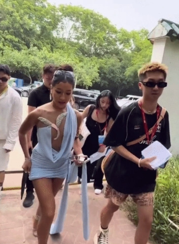 娱乐圈的女明星真的没有穿衣自由吗？真的被吉克隽逸这次活动造型整破防了！穿条