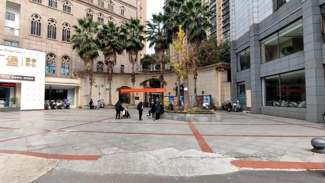 乐山一小区现“双物业”！制服不同各守一方，业主懵了：新的进不来，老的不肯走