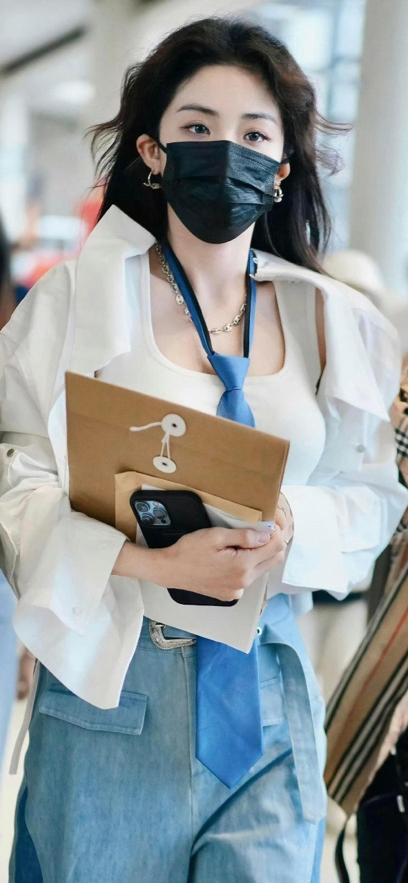 喻言你那糖葫芦叫什么名啊喻言和粉丝互动也太可爱了，嘴上说不吃，最后走之前还是问