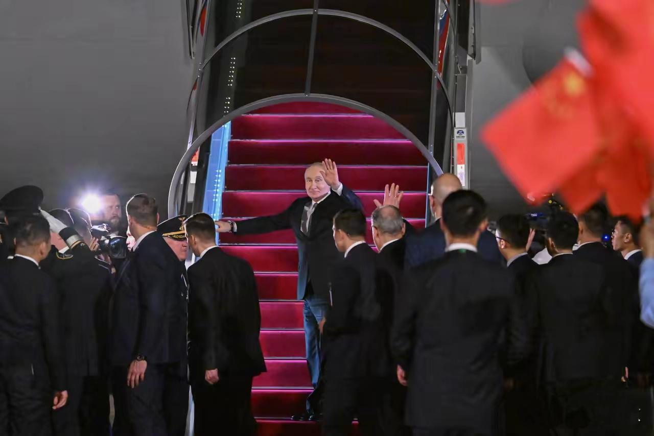 普京这趟中国行刚结束就连夜坐飞机回莫斯科，欢送仪式上仪仗队列得整整齐齐，他跟现场
