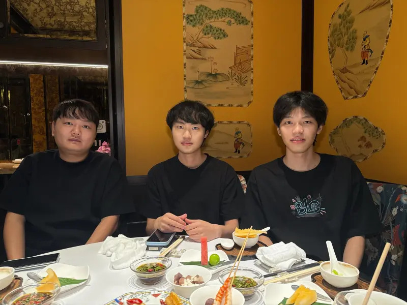 BLG分享Knight、Yagao、ON合影，配文如下：收到前方传回的一张合影喵