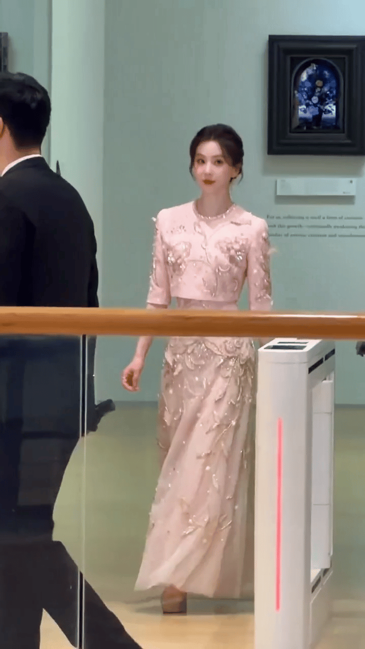 看刘诗诗走路真的是种享受✨每一步都像踩着韵律，腰胯带动步伐的流动感真的好强