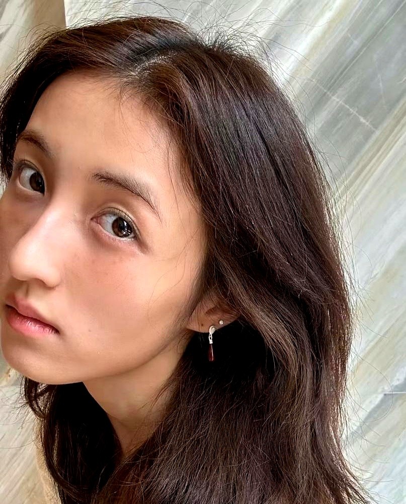 张子枫发了张25岁生日素颜照，评论区都在刷李维嘉。160的个子，体重掉到了80斤左右。脸颊凹陷，锁骨