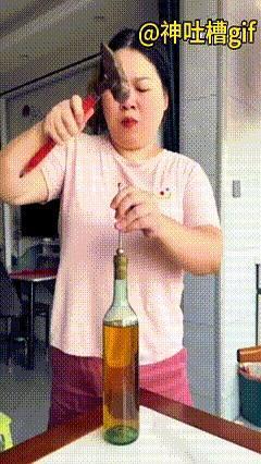 瓶塞子掉进瓶里，这事儿不少人都遇到过，伸手掏吧，费劲；倒出来吧，又怕洒一身。结