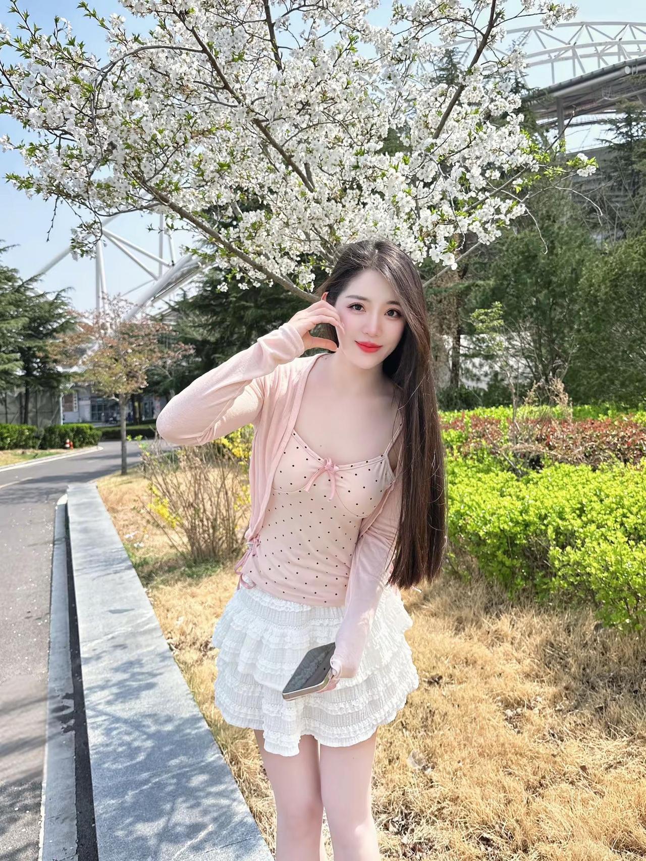 春天允许所有美好发生甜美户外穿搭樱花季甜妹穿搭樱花春日穿搭户外温柔穿搭