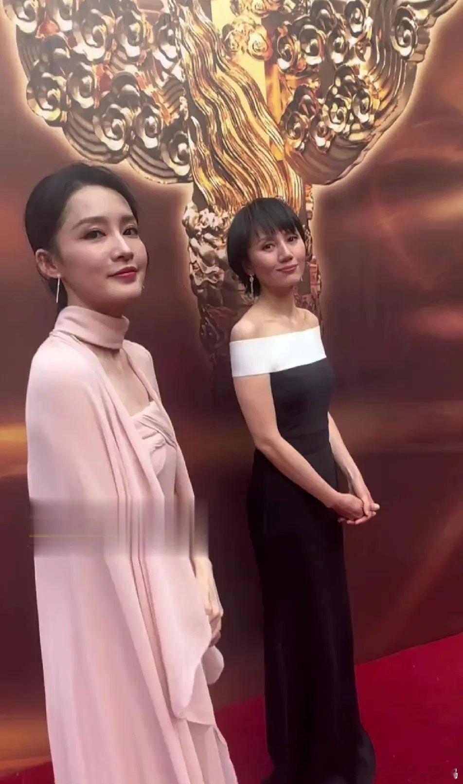 活动同框名场面尽显细节修养。镜头靠近时，李沁立刻收敛姿态、浅笑退步，主动为袁泉让