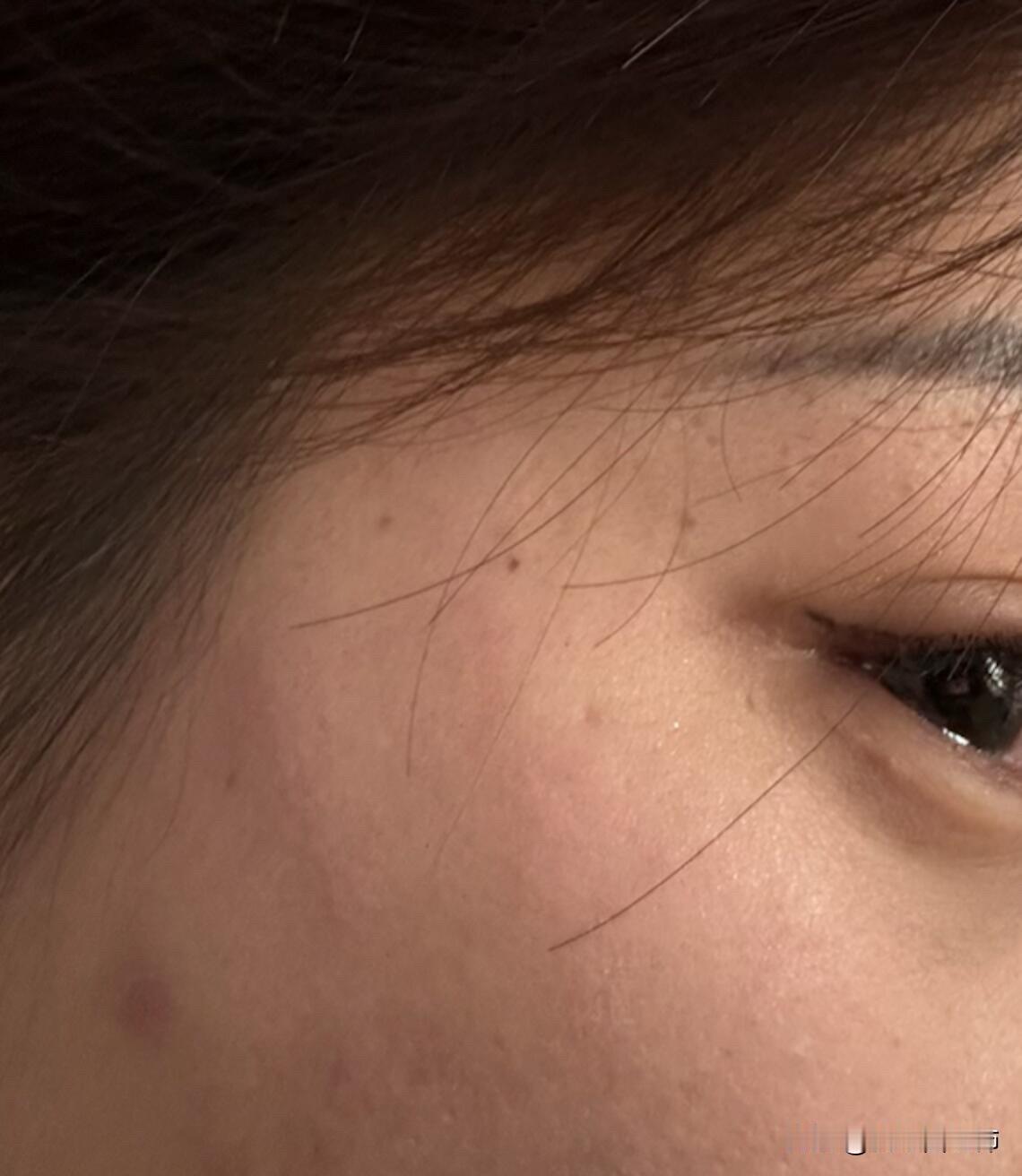 过年回家被爸爸扇了两个耳光此刻我躺在出租屋里，感觉一切像梦一样。他颐指气使的