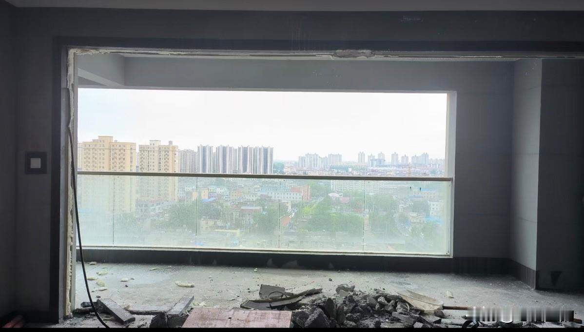 两年前买的商品房今天到手了。办齐手续，交足税费。物业给了一张充值卡，真让我大