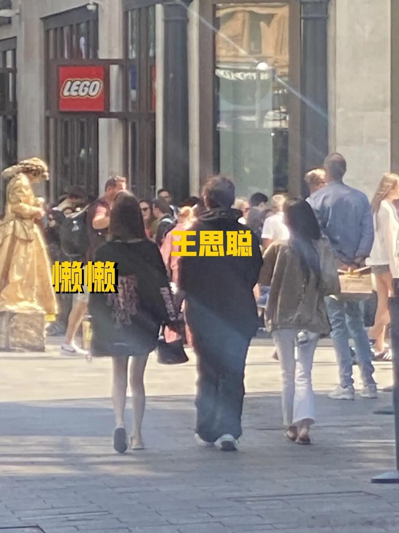王思聪与女友懒懒手牵手走在英国伦敦的街头，懒懒腿型好难看，双腿并不拢，王思聪被指