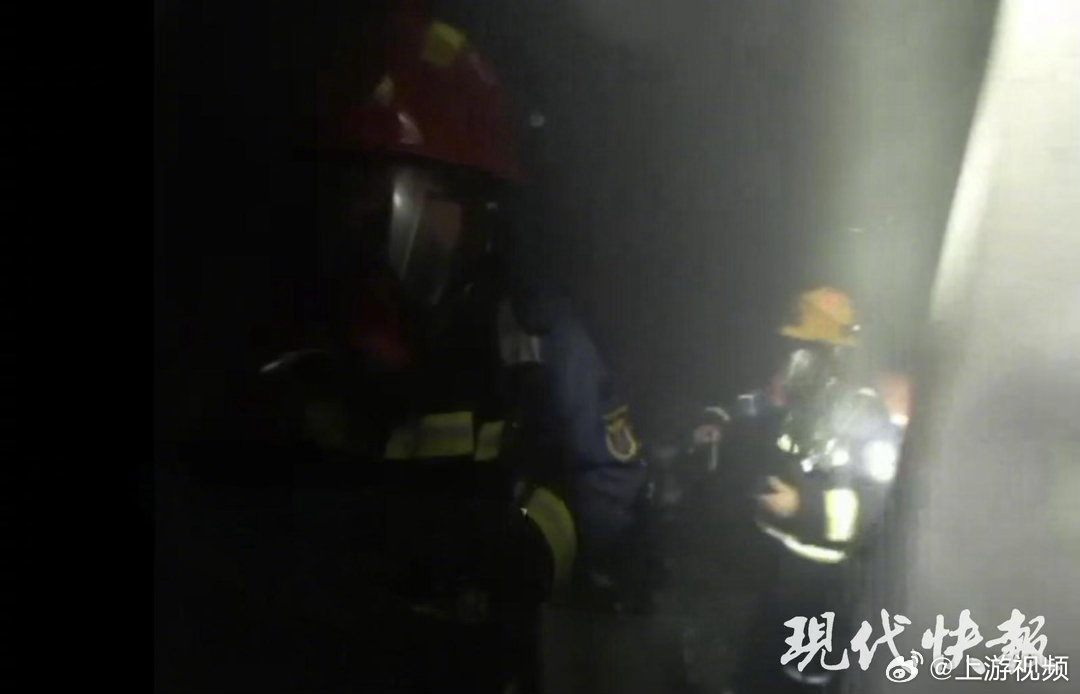 【#消防部门称没有铺设气垫云梯条件#】#连云港火灾母女坠楼目击者发声#7月27日