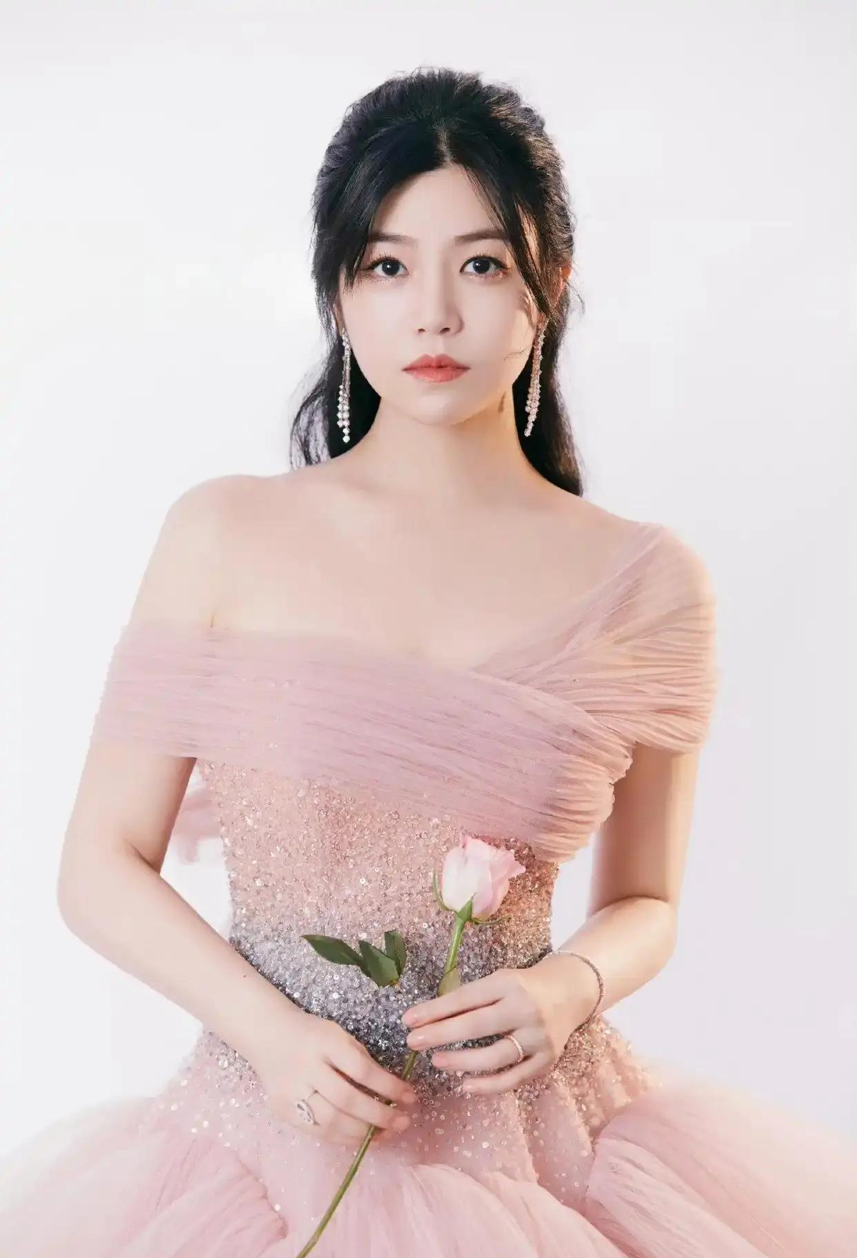陈晓和陈妍希离婚这事儿，最近陈妍希在综艺里说了一句“以前想过要个女儿，但现在没机会了”，又上了热搜。