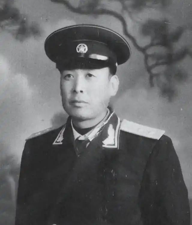 1943年，八路军排长扮成汉奸混进日军宴会，正大口吃喝时旁边一个日军头目问：“