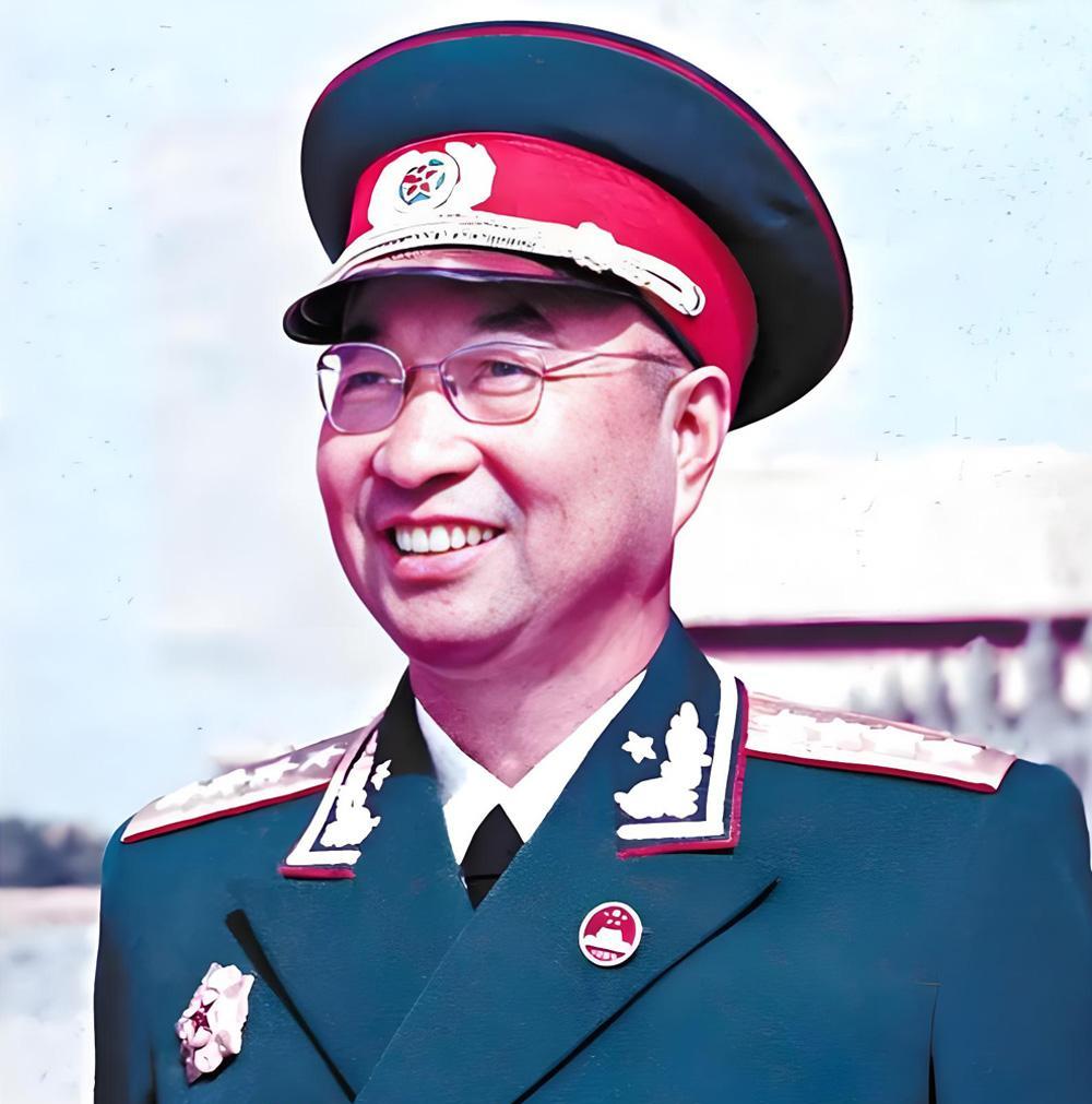 很多人问我：陈赓有没有机会授元帅军衔？其实是有机会的，至少有两次，但可惜都因为