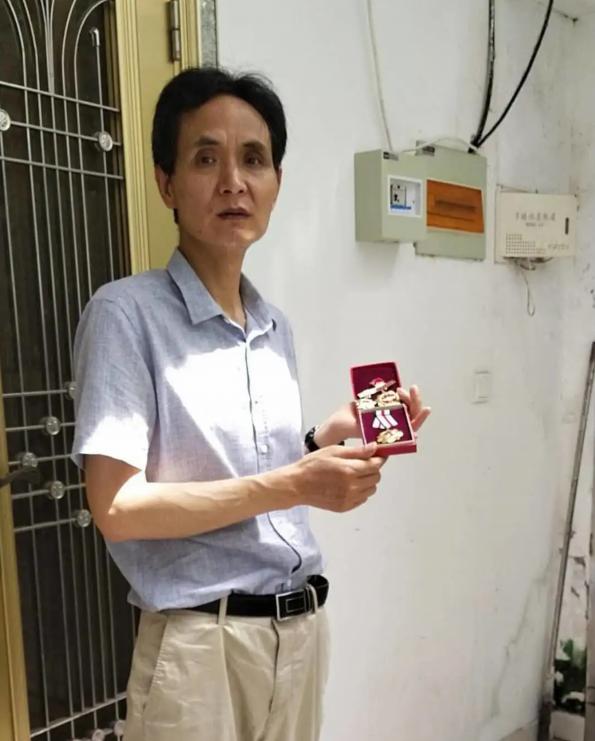 1984年，对越自卫反击战一等功臣张长海，潜伏3天3夜，不吃不喝，大小便随身排出