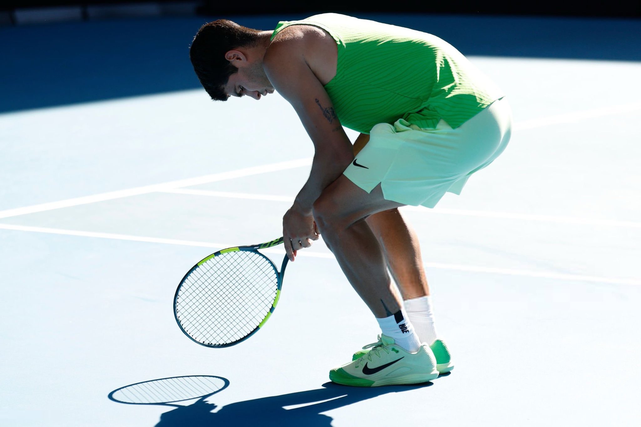 阿尔卡拉斯vs兹维列夫阿尔卡拉斯在第三盘末段突然出现右大腿伤情，申请医疗暂停后