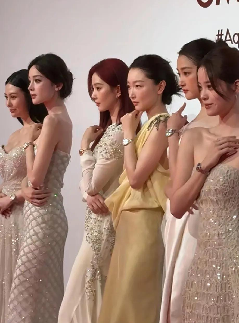 欧米茄活动的女明星们，侧脸杀也太绝了吧！关晓彤往那儿一站，自带端庄大气的范儿，