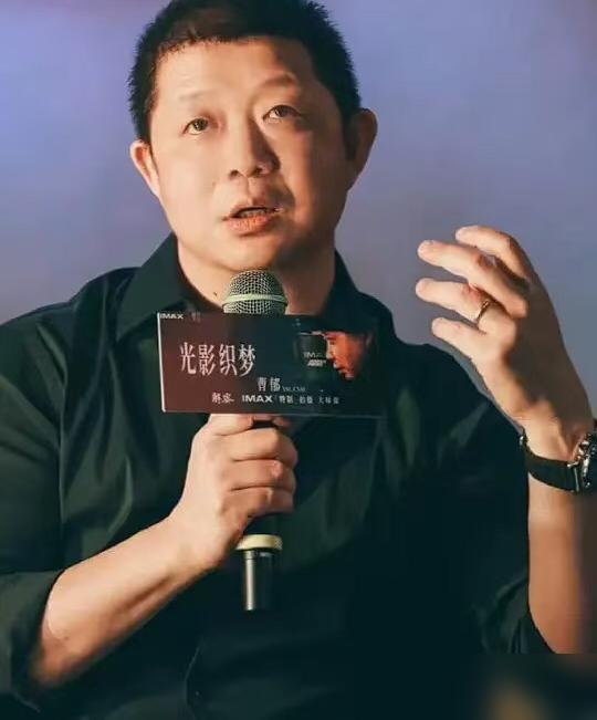 别信什么体面离婚，3年前公司法人就换她爸了。昨天还在官宣“我们是家人”，今天