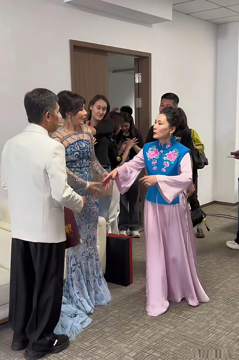 刘嘉玲这套裙子真漂亮，也只有她这种御姐风范才能驾驭了这个风格。何赛飞的衣服也好看