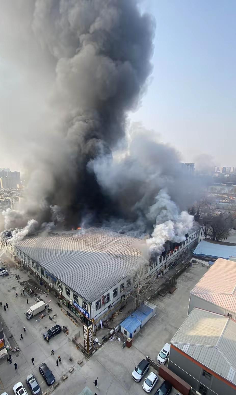 石家庄突发火情！一美食城被浓烟笼罩！今天（1月28日）上午，有多位网友发布视频称