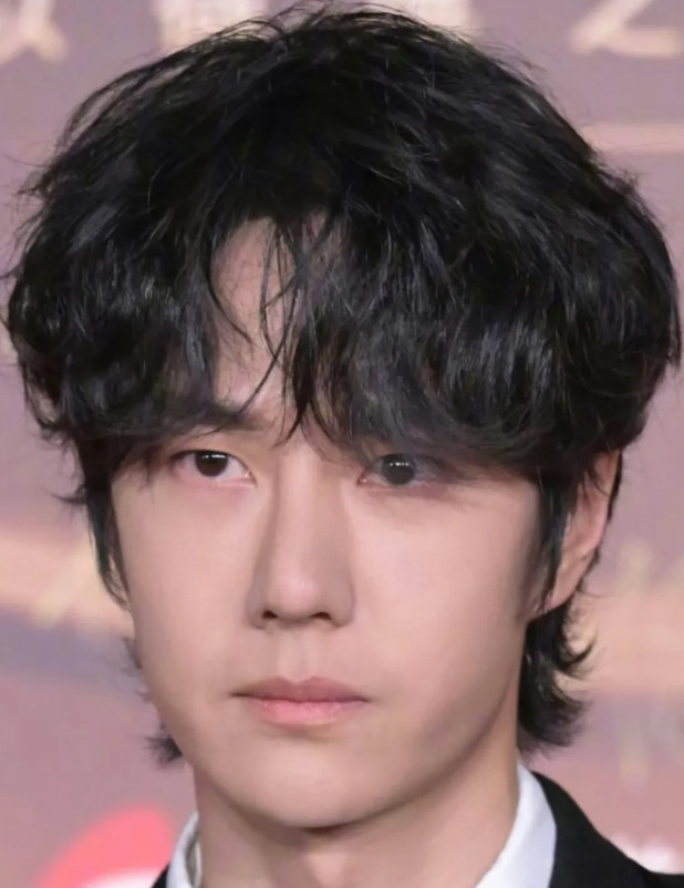 王一博啊王一博因为你我亲妹妹都要跟我绝交了你说怎么办吧！她天天拿王一博的照
