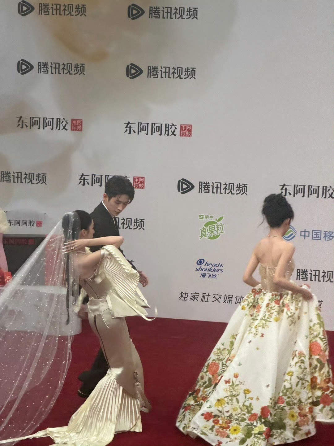 天呐，还是要注意安全呀，踩到头纱好危险看上去