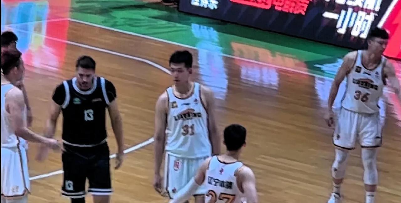 辽宁男篮四国邀请赛大发神威！以三队出战西班牙卡塞雷斯俱乐部，单节29-9，太豪横