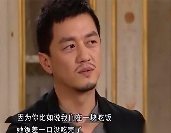 王菲和李亚鹏那段婚姻，有个画面特别戳人。2008年一次家宴，外面一堆记者长枪短