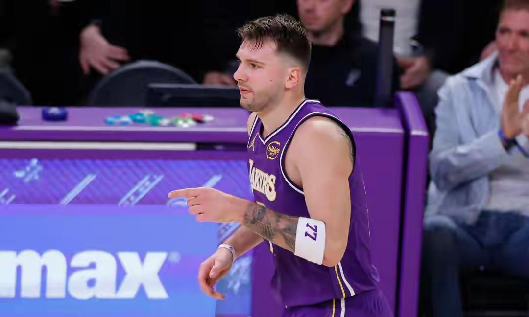 东契奇诈伤？早两天水货状元夸梅布朗在节目中臆猜小里弗斯诈伤，目的是为了在身价打