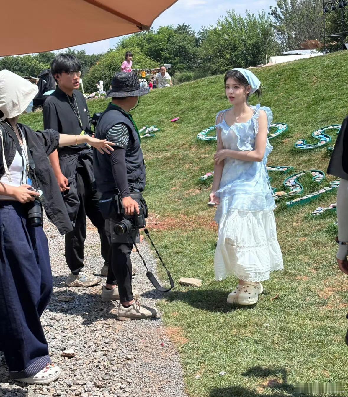 艾米这个造型好像洋娃娃，她是不是不上镜啊，这种路人照片比荧幕上的好看太多了