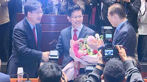 两权表面献花，最终“强”了名正言顺的金文洙。民主党发言人表示“继扰乱宪政秩序