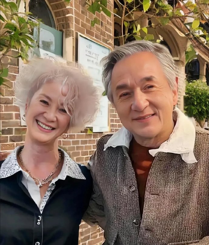 成龙和杨紫琼“古稀重逢”，两位老人笑成了花，定格成了一幅画