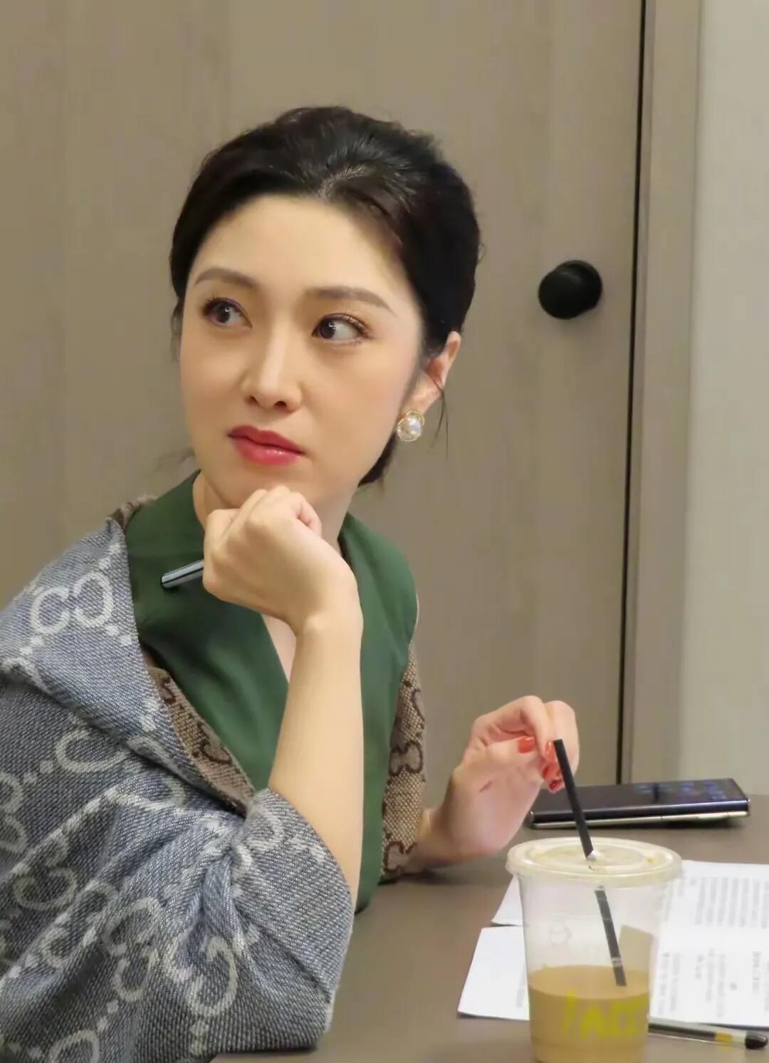 她其实长得比较普通，还没有央视主持人周涛好看，为什么会有很多人说她是美女呢？