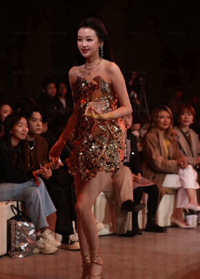 孙怡这大长腿真的美炸了！！