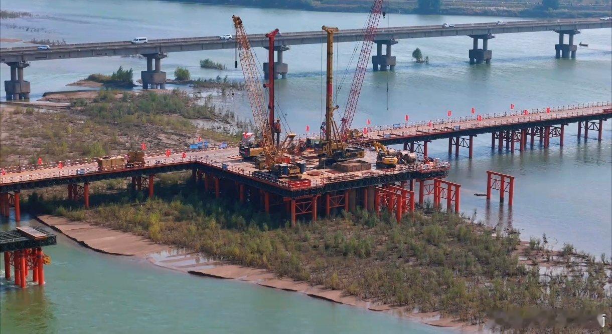 【呼南高铁豫西通道洛阳段黄河大桥合拢】这座全长约13km的洛阳黄河公铁大桥采用双