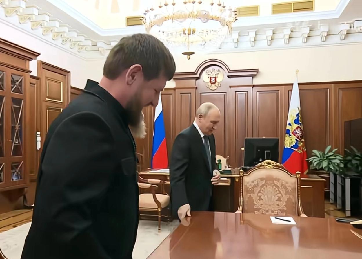 卡德罗夫，与普京会见，身体好多了，也瘦多了，不过显年轻！看二人座位安排，主次分明