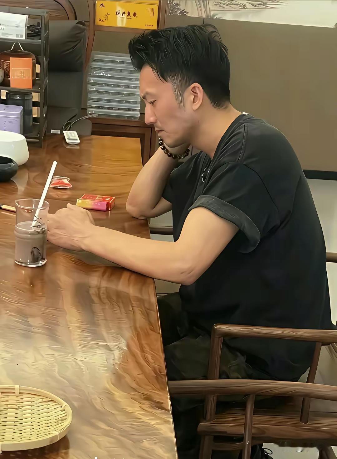 看到一张照片好像是谢霆锋，看着又好像不是…不过这些都不重要了重要的是旁边的