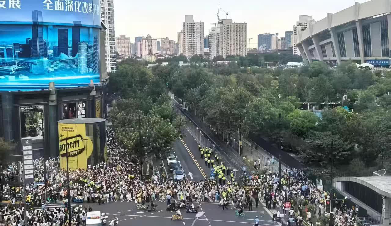 开个破演唱会搞得都扰民了。好好的徐家汇弄的像底特律一样的，有必要吗？他们应该去看