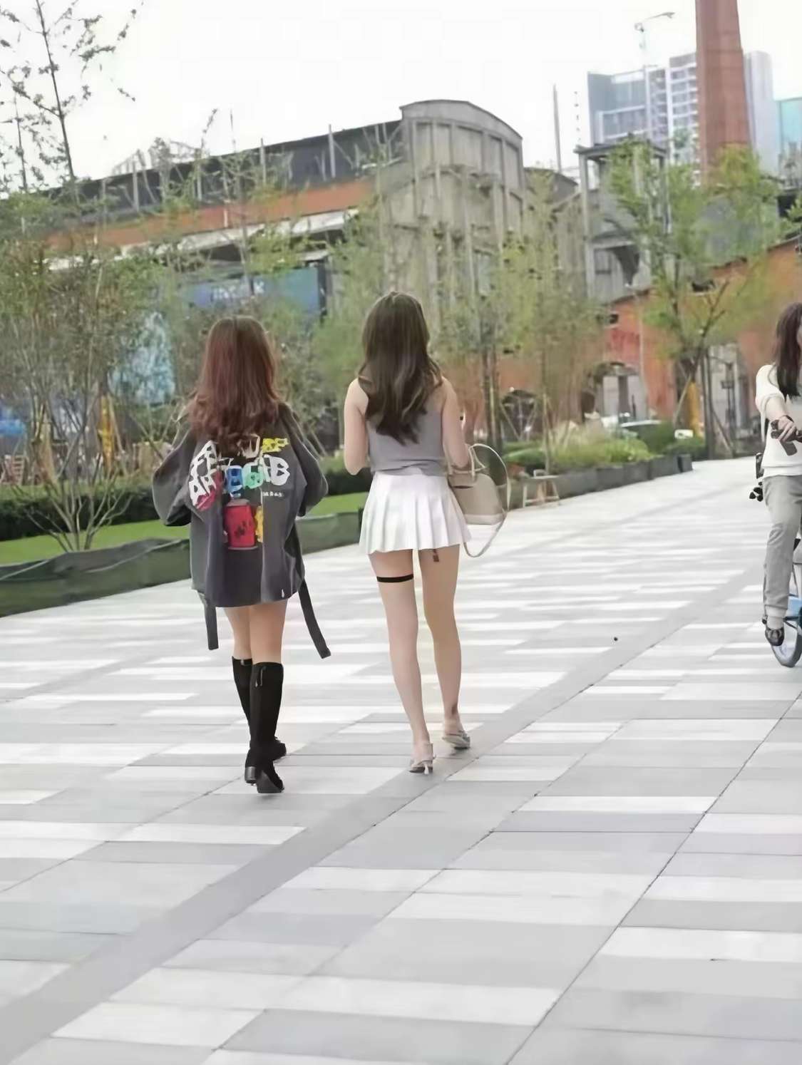 不懂就问，女生腿上为什么寄个带子？