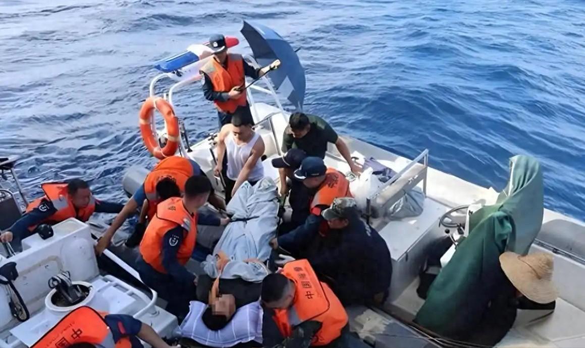 山东威海两名渔民在黄海翻船漂流十几个小时，一人昏迷一人死死不松手，关键时刻路过货