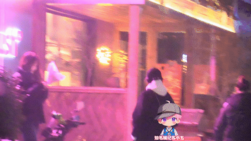 关晓彤素颜戴口罩低调去酒吧都挡不住颜值，再说艺人也是普通人，深夜去酒吧属于正常社