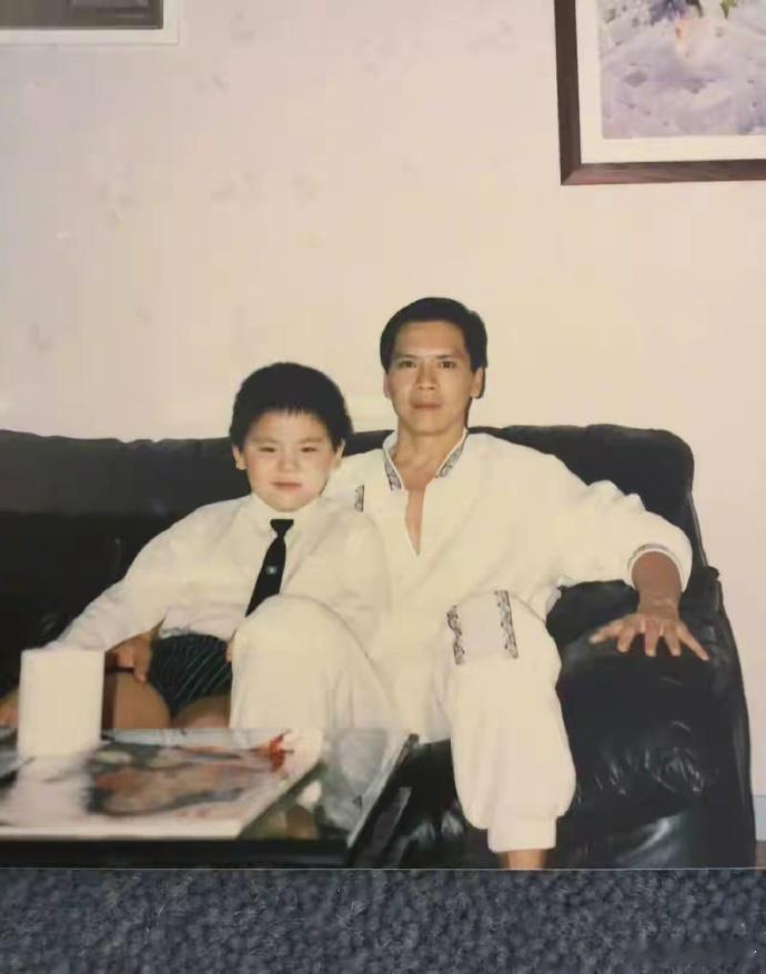 隔辈亲具象化了，带儿子时凶狠，抱孙女一脸慈祥有爱[思考]​​​